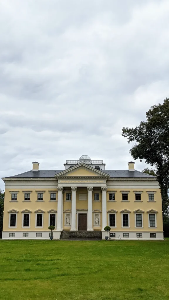 Schloss Wörlitz, gelbes klassizistisches Landhaus mit Säulenportikus
