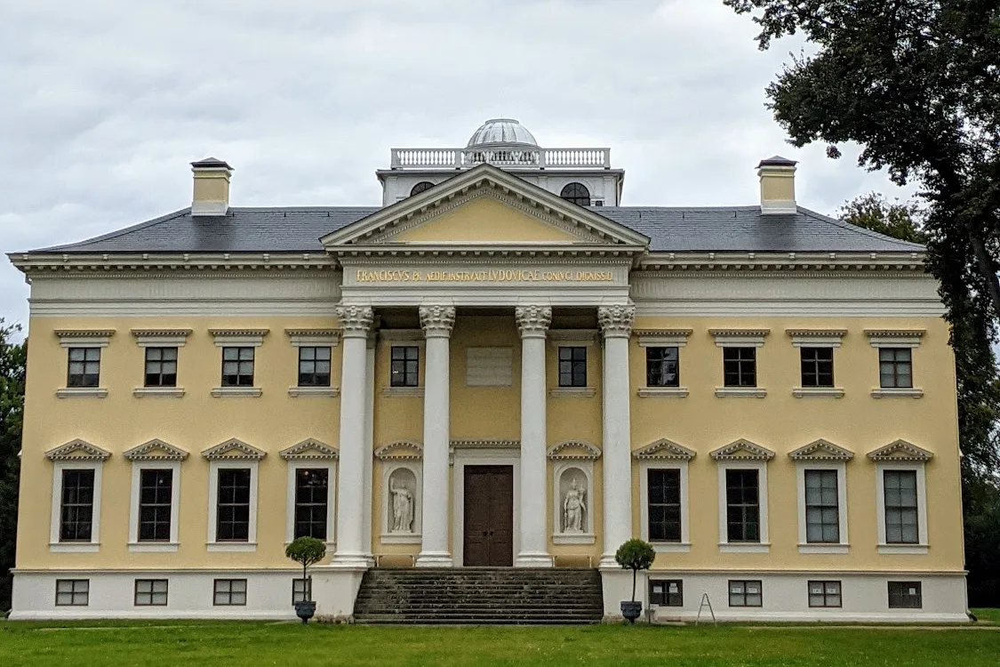 Schloss Wörlitz mit Säulenportikus