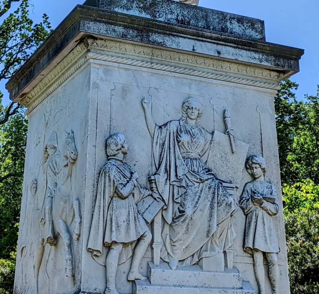 Reliefs am Marmorsockel des Fürst-Malte-Denkmals im Schlosspark Putbus