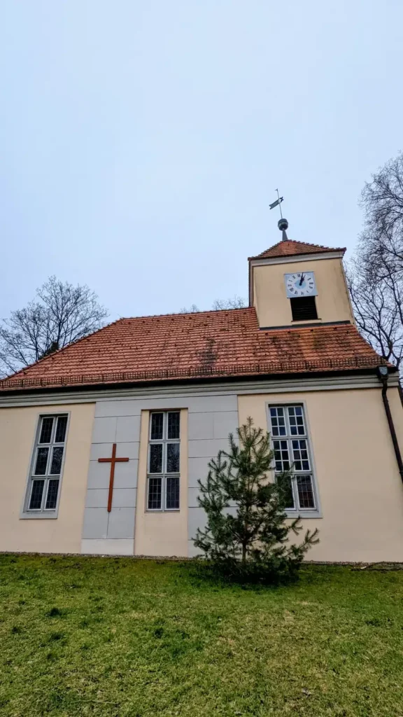 Dorfkirche von Alt-Schmöckwitz auf ihrem kleinen Hügel, gebaut 1798 und 1799, an einem trüben Februartag