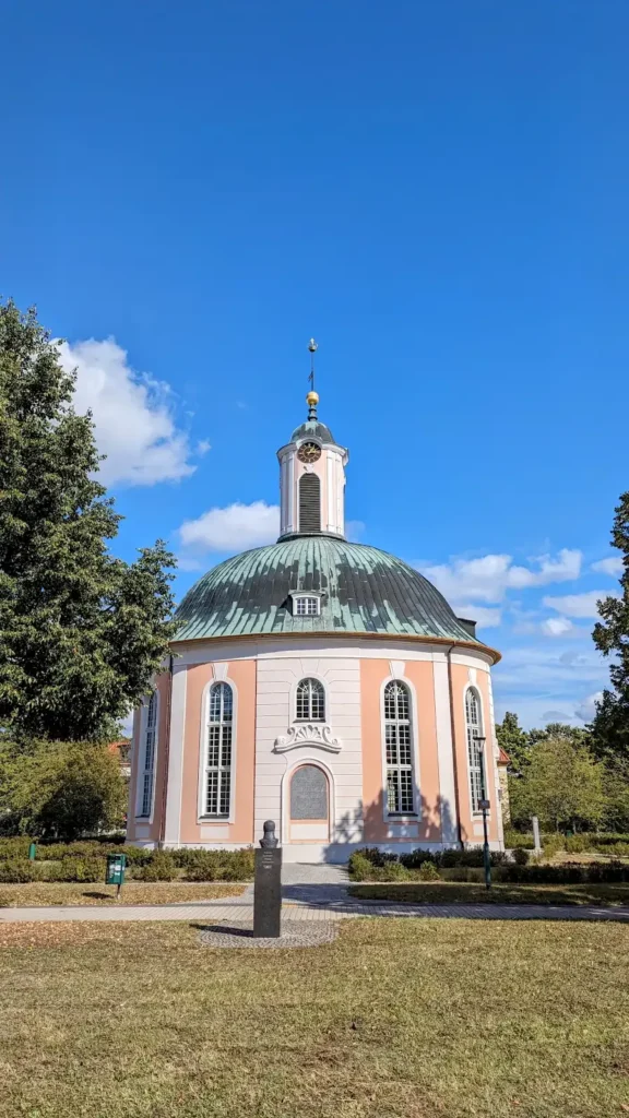 Berlischky-Pavillon in Schwedt, blassroter Kuppelbau mit Turmaufsatz