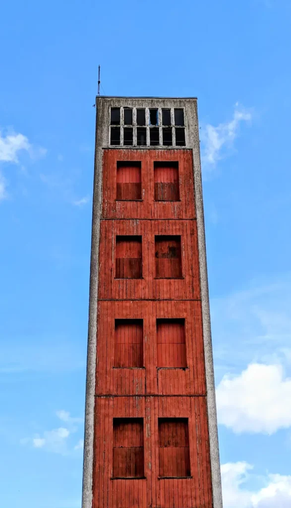 Hoher roter Turm an der Heinersdorfer Straße in Schwedt