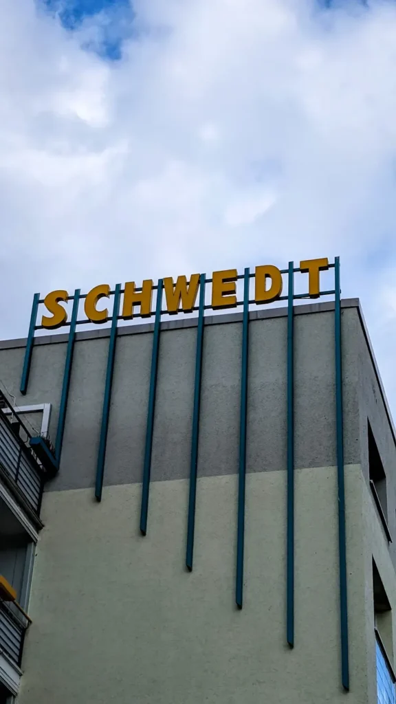 Schriftzug SCHWEDT auf einem Gebäudedach in Schwedt