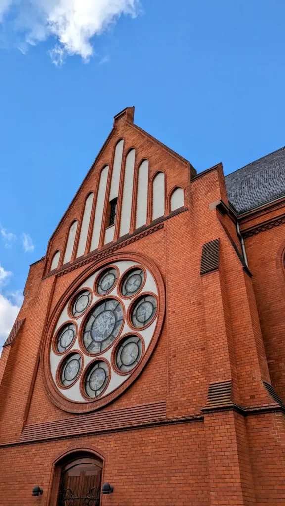 Giebel der katholischen Kirche St. Mariä Himmelfahrt in Schwedt mit Rosettenfenster