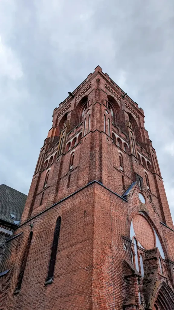 Backsteinturm der katholischen Kirche St. Mariä Himmelfahrt in Schwedt