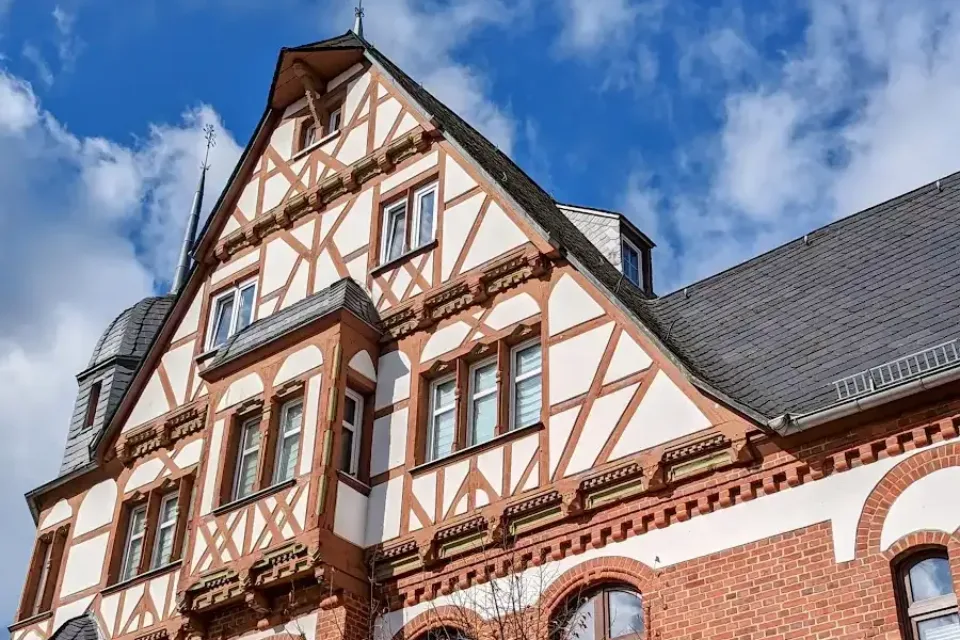 Giebel der früheren Stadtmühle in Schwedt mit Zierfachwerk und rotem Backstein