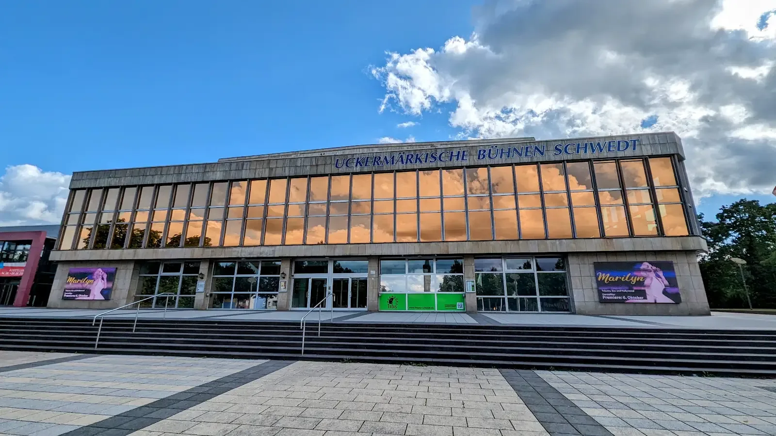 Uckermärkische Bühnen in Schwedt mit verglaster Fassade und Vorplatz