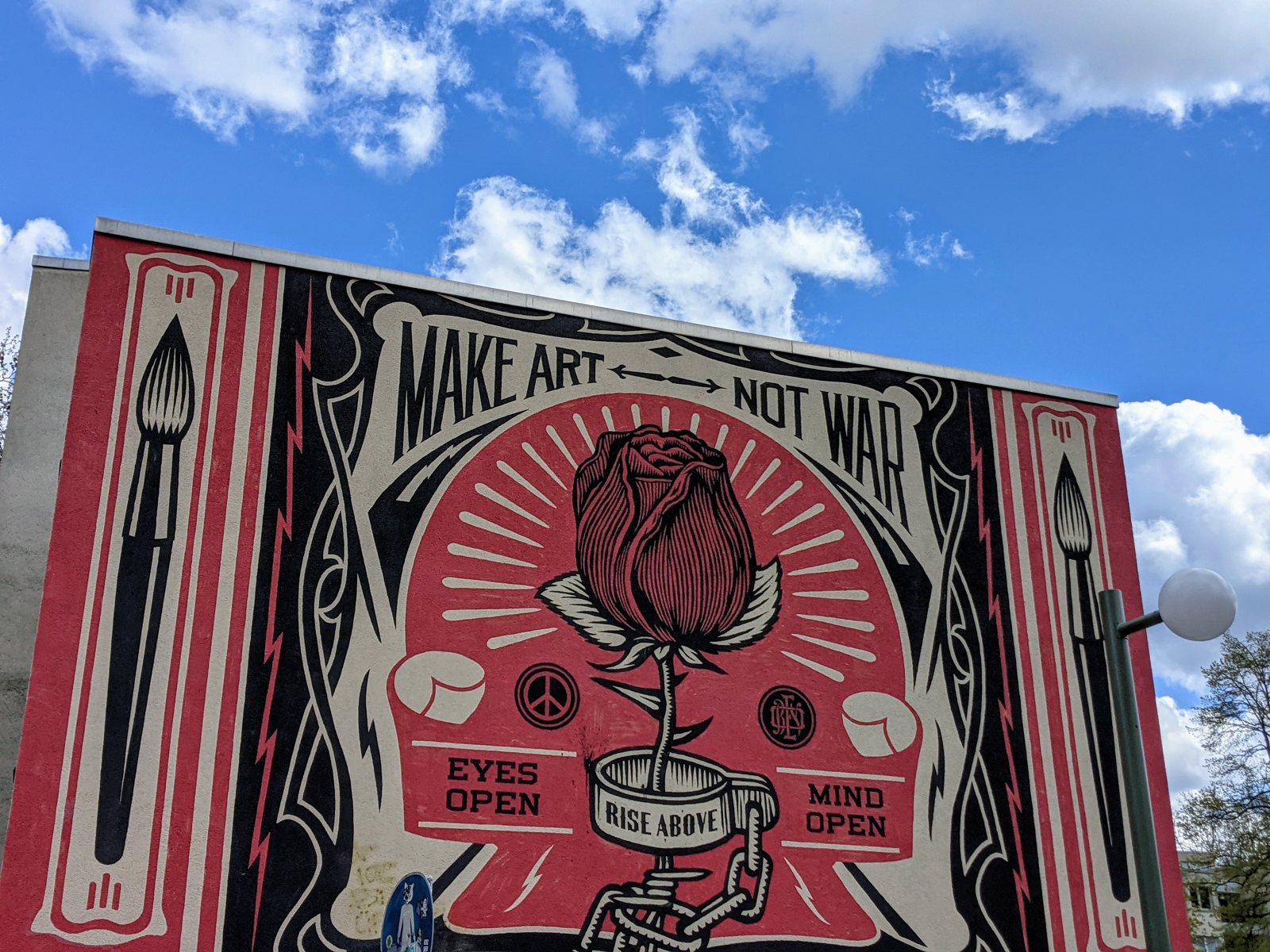 Shepard Fairey: Make Art Not War am Mehringplatz in Kreuzberg