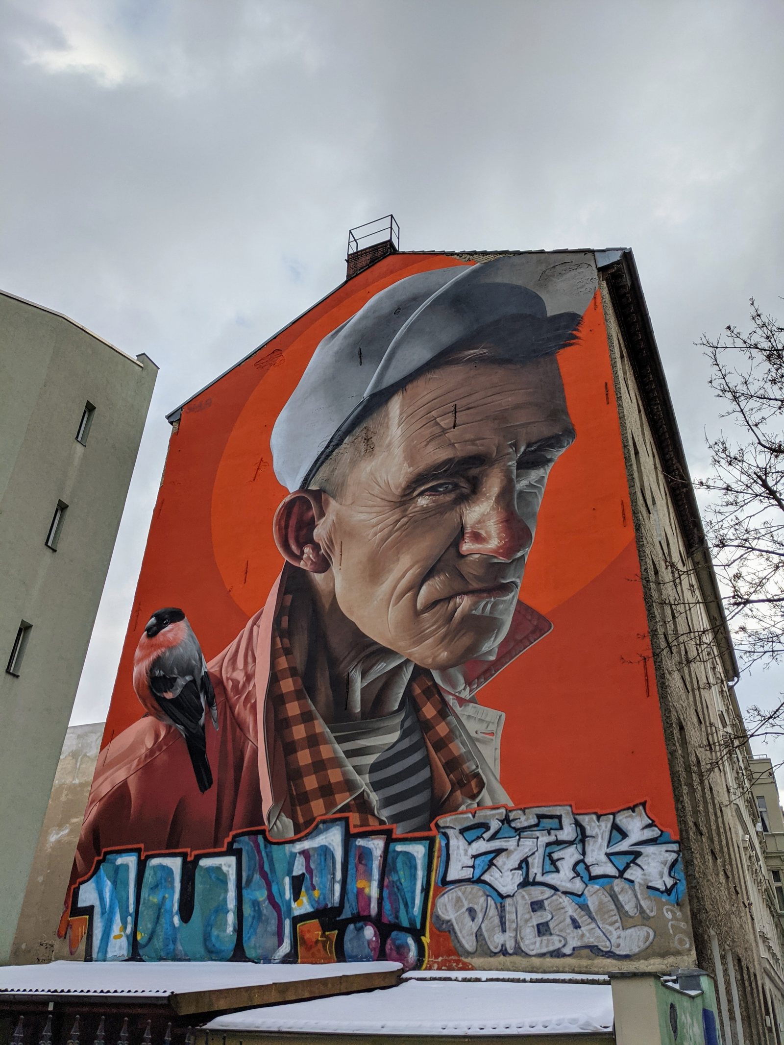 Smug: Old Man and a Bird an der Manteuffelstraße in Kreuzberg