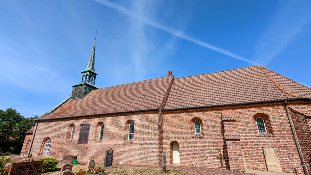 Kirche St. Peter in St. Peter-Ording, Backsteinbau mit kleinem Dachreiter