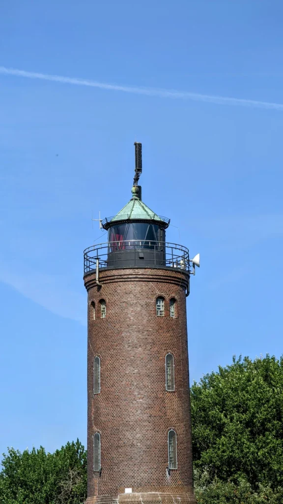 Böhler Leuchtturm aus rotbraunem Backstein vor blauem Himmel, St. Peter-Ording