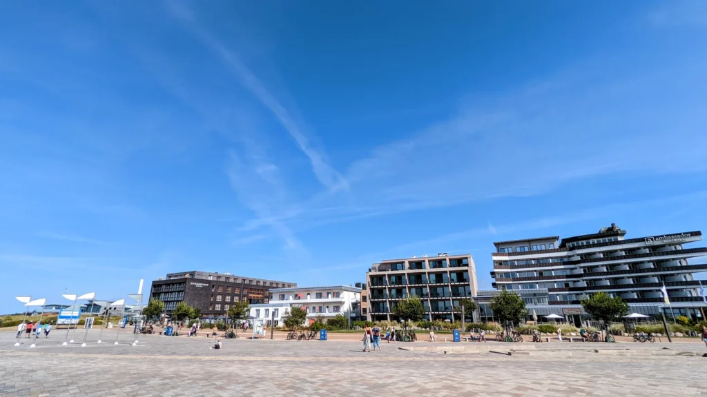 Strandpromenade von Bad St. Peter-Ording mit Hotelbauten am Rand der Düne