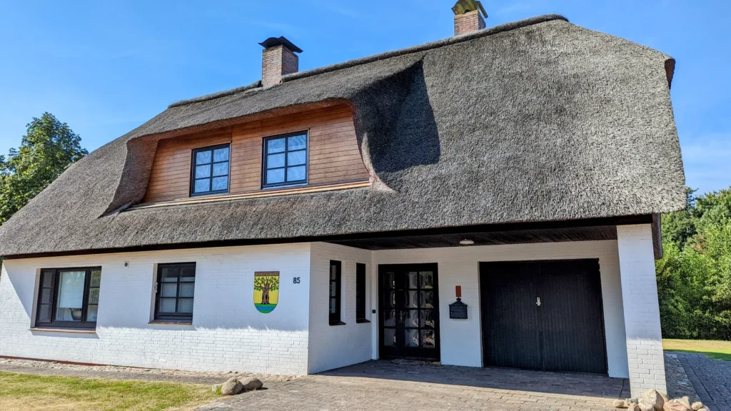 Weißes Haus mit tief gezogenem Reetdach in Böhl, St. Peter-Ording
