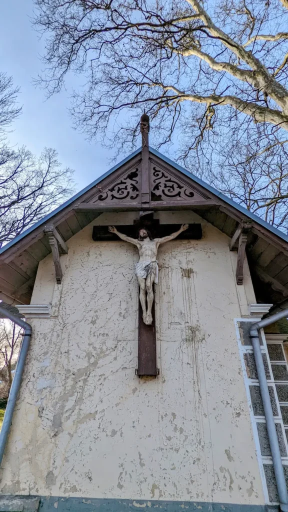 Großes Kreuz an der Kirche St. Albertus Magnus