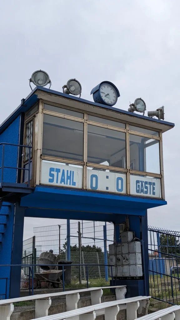 Blauer Sprecherturm im Stadion am Quenz mit Uhr, Lautsprechern und der Handanzeige Stahl 0 zu 0 Gäste