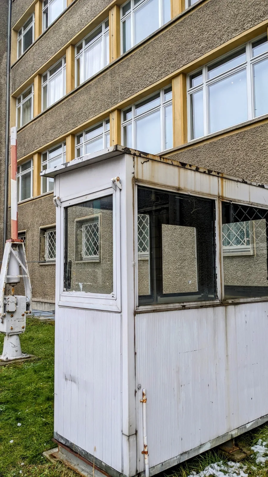 Weißes Wachhäuschen vor einem Bürogebäude der ehemaligen Stasi-Zentrale in Berlin-Lichtenberg