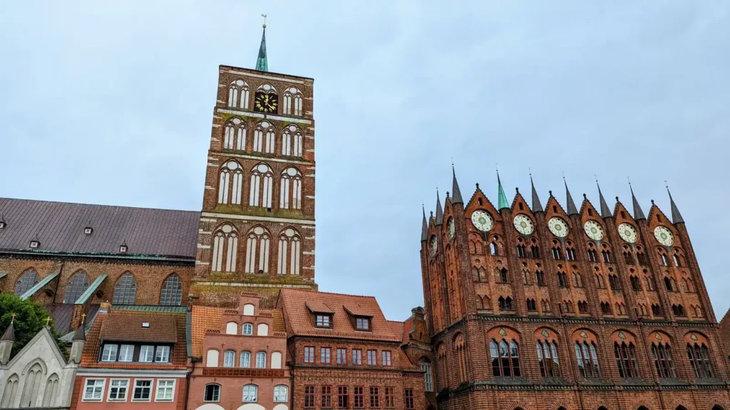 Alter Markt in Stralsund mit Rathaus und Turm der Nikolaikirche