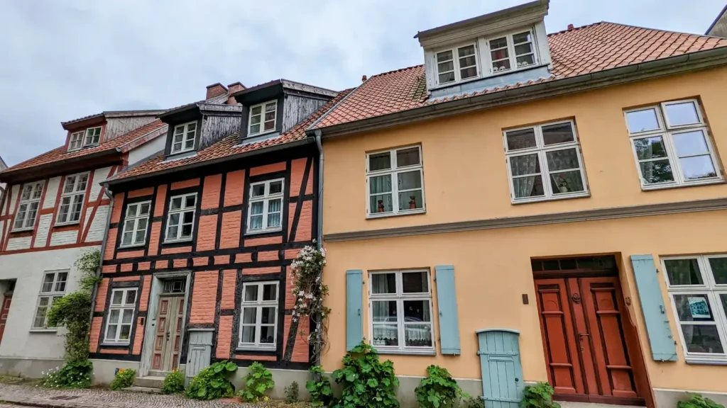Fachwerkhaus und gelbes Bürgerhaus in der Stralsunder Altstadt nahe St. Jakobi