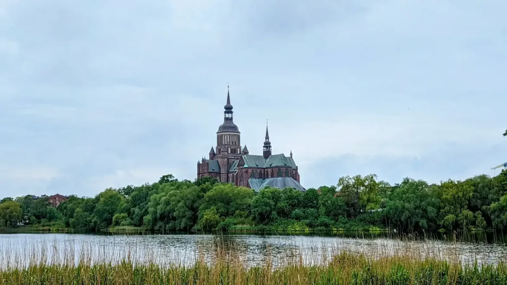 Blick über den Frankenteich auf die Marienkirche in Stralsund