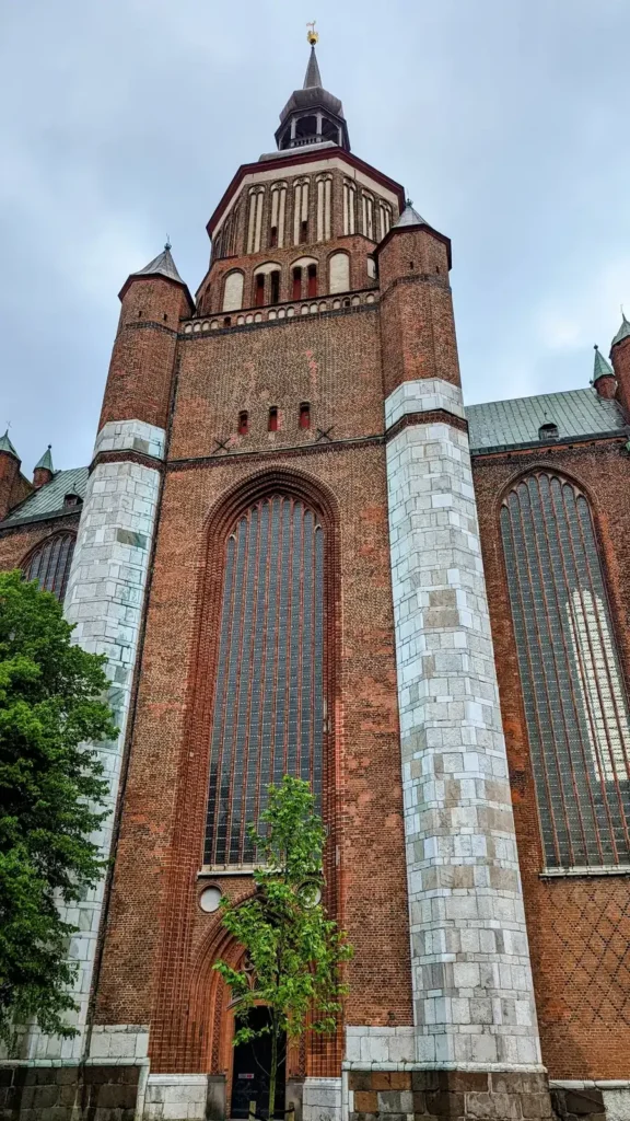 Westbau der Marienkirche in Stralsund aus Backstein mit hohem Spitzbogenfenster