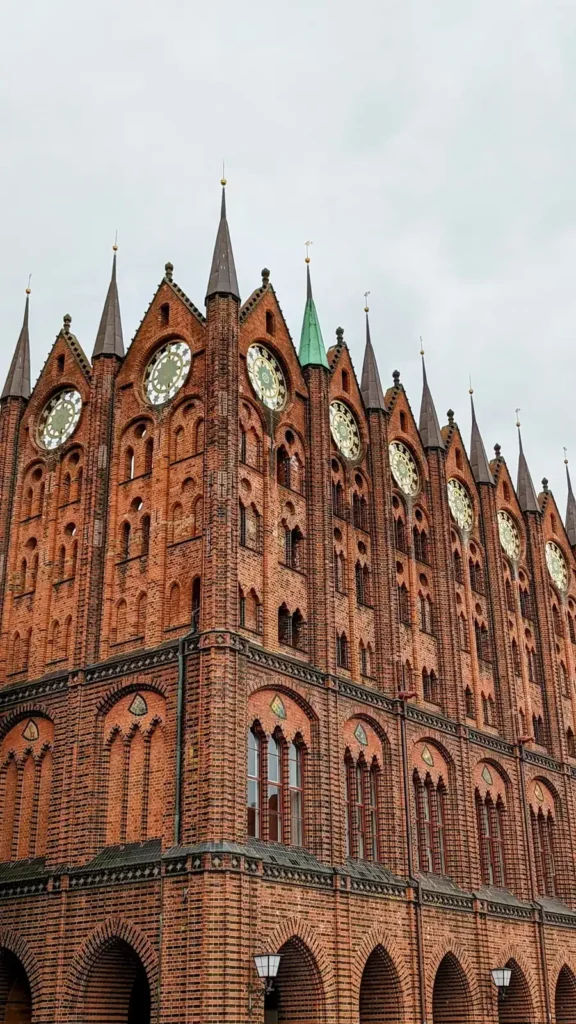 Schaufassade des Stralsunder Rathauses mit Ziergiebeln aus Backstein