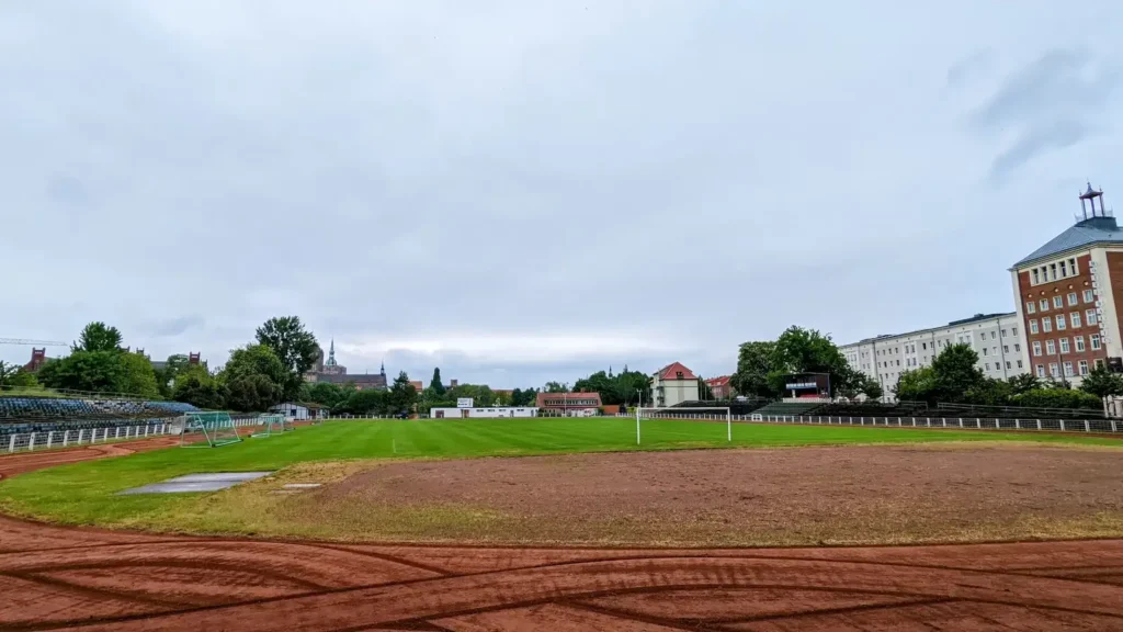 Spielfeld und Laufbahn im Stadion der Freundschaft in Stralsund