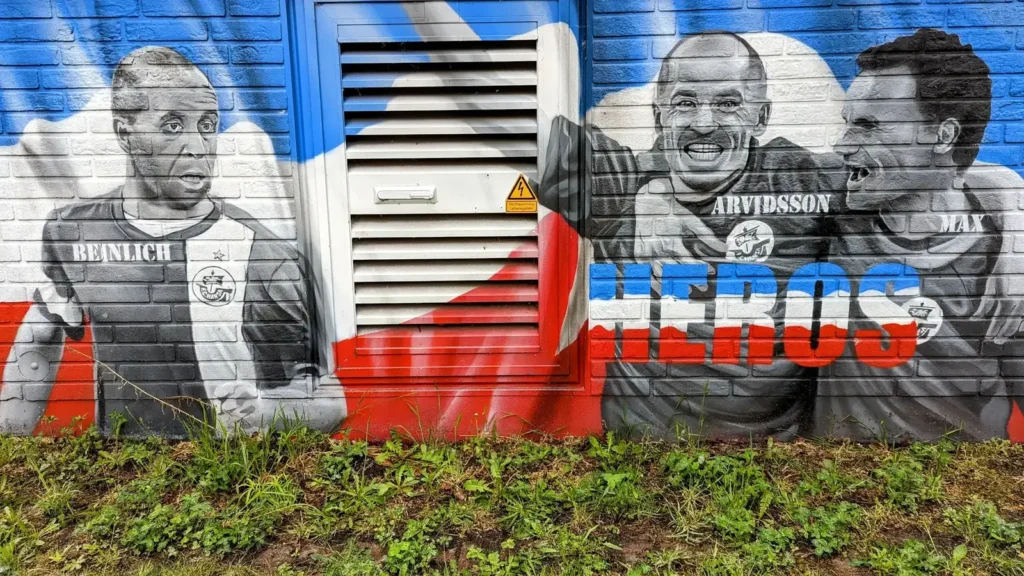 Wandbild in Stralsund mit früheren Spielern von Hansa Rostock und dem Schriftzug Heros