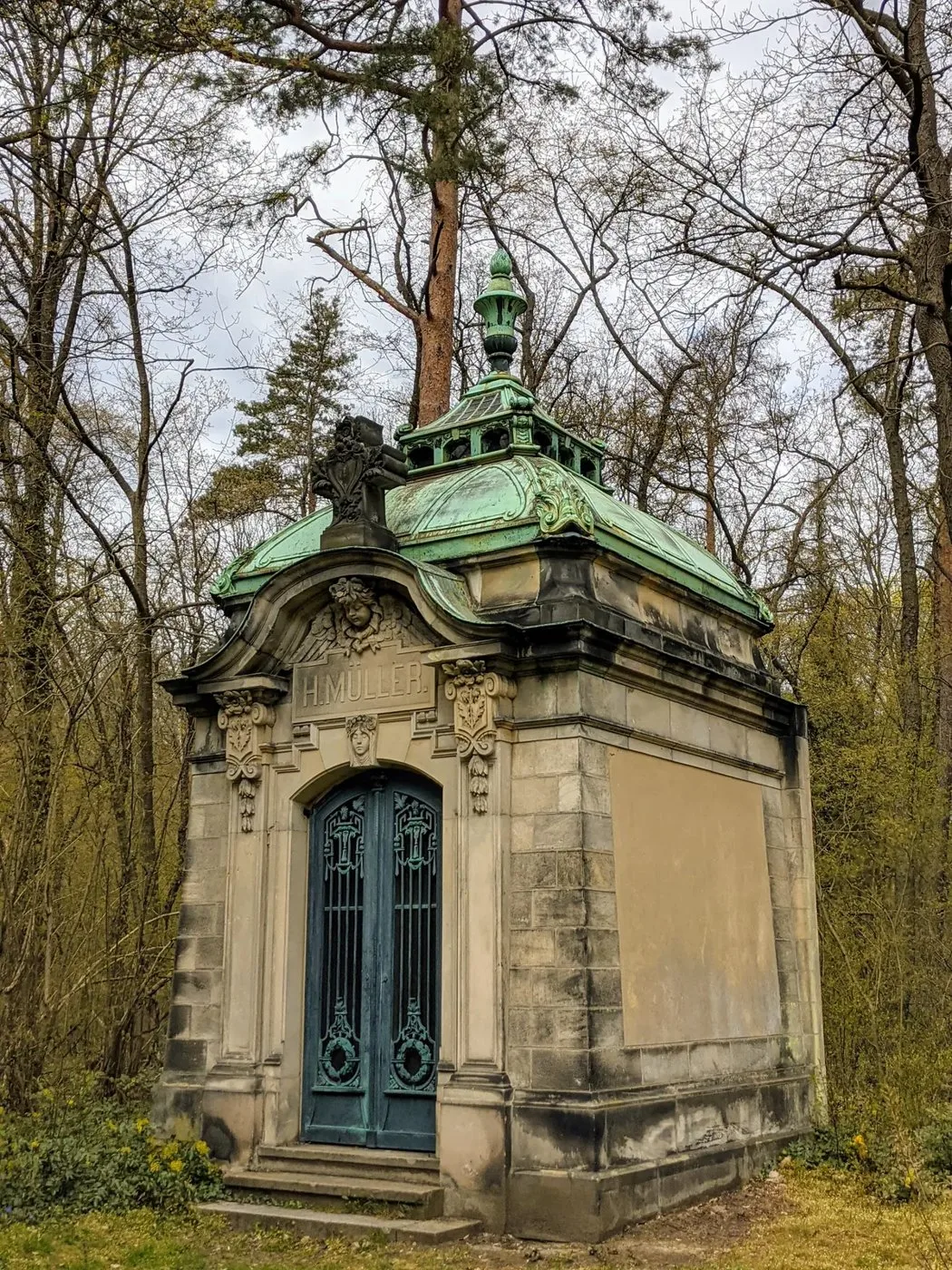 Mausoleum mit kupfergrünem Dach und der Inschrift H. Müller über der Tür