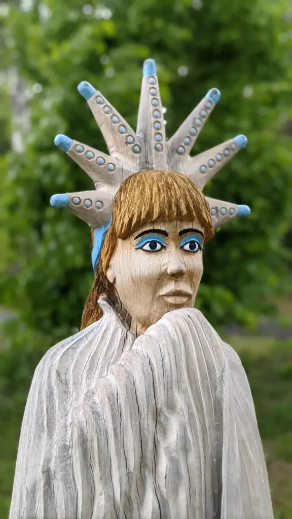 Holzfigur einer Frau mit Strahlenkrone