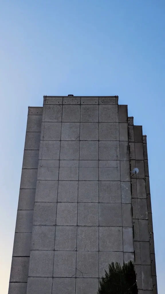 Hohes Wohnhaus aus Betonplatten in der ulica Szkolna in Świnoujście