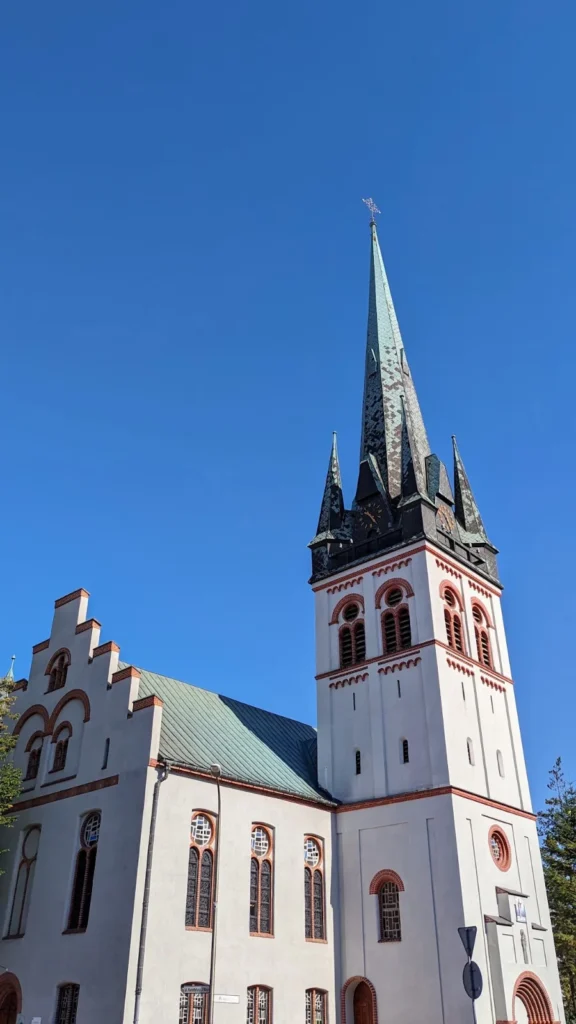 Kirche Christus König in Świnoujście mit neugotischem Turm