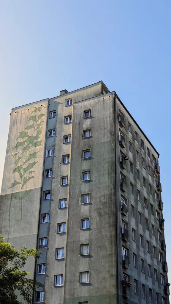 Wohnblock mit Pflanzenmotiv an der Giebelwand in der ulica Staszica in Świnoujście