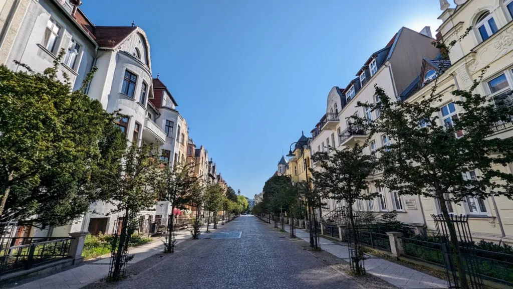 Gepflasterte Allee Hołdu Pruskiego mit Bürgerhäusern in Świnoujście