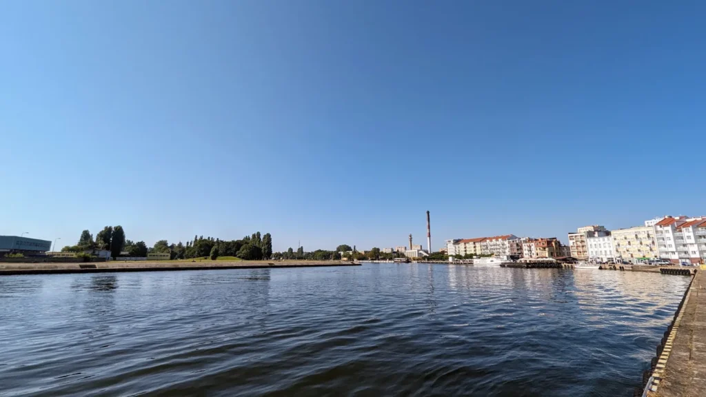 Blick über die Świna vom Ufer Wybrzeże Władysława IV in Świnoujście