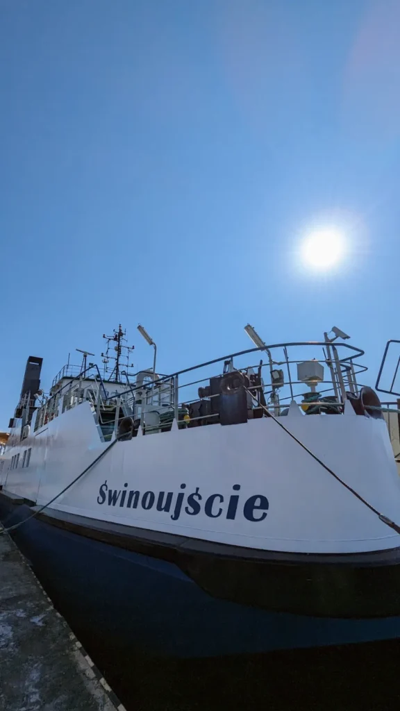 Schiff mit dem Namen Świnoujście am Kai an der Świna