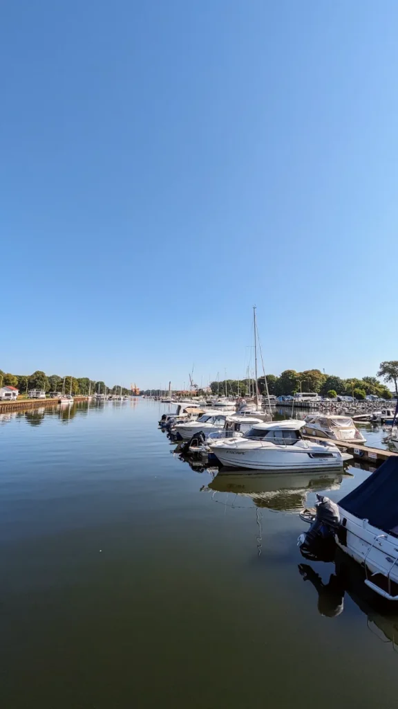 Boote an den Stegen des Yachthafens in Świnoujście