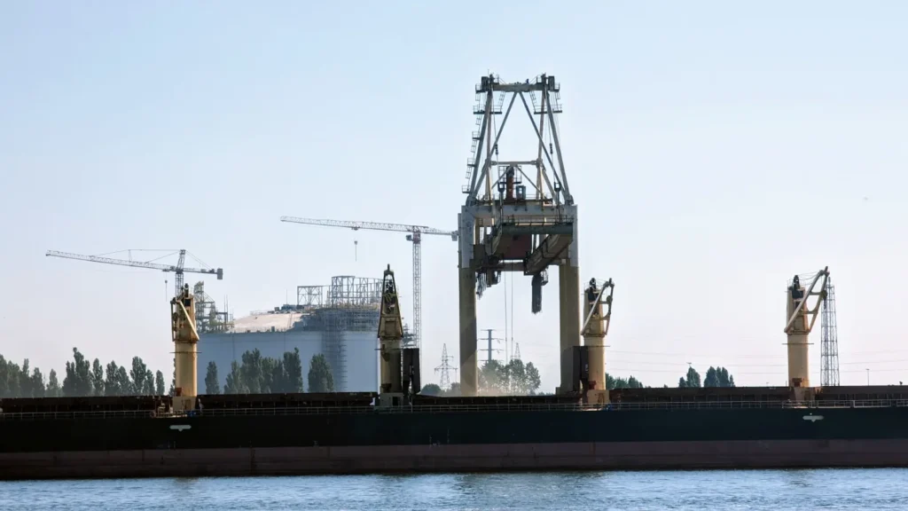 Hafenkräne am anderen Ufer der Świna in Świnoujście