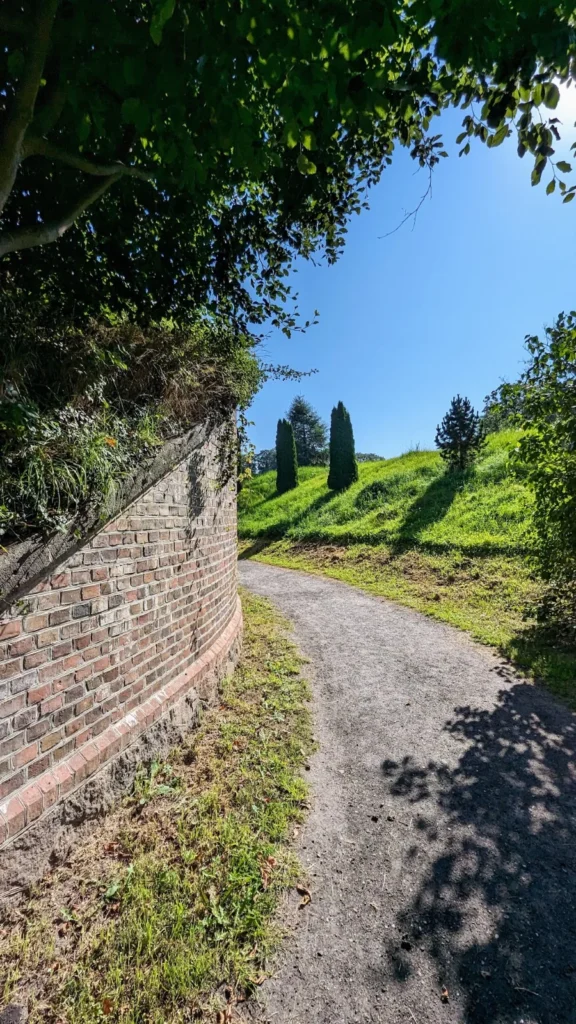 Weg an der Backsteinmauer des Westforts in Świnoujście
