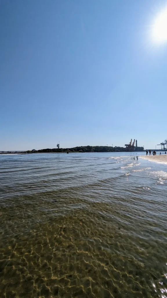 Flaches Wasser am Strand an der Westmole von Świnoujście