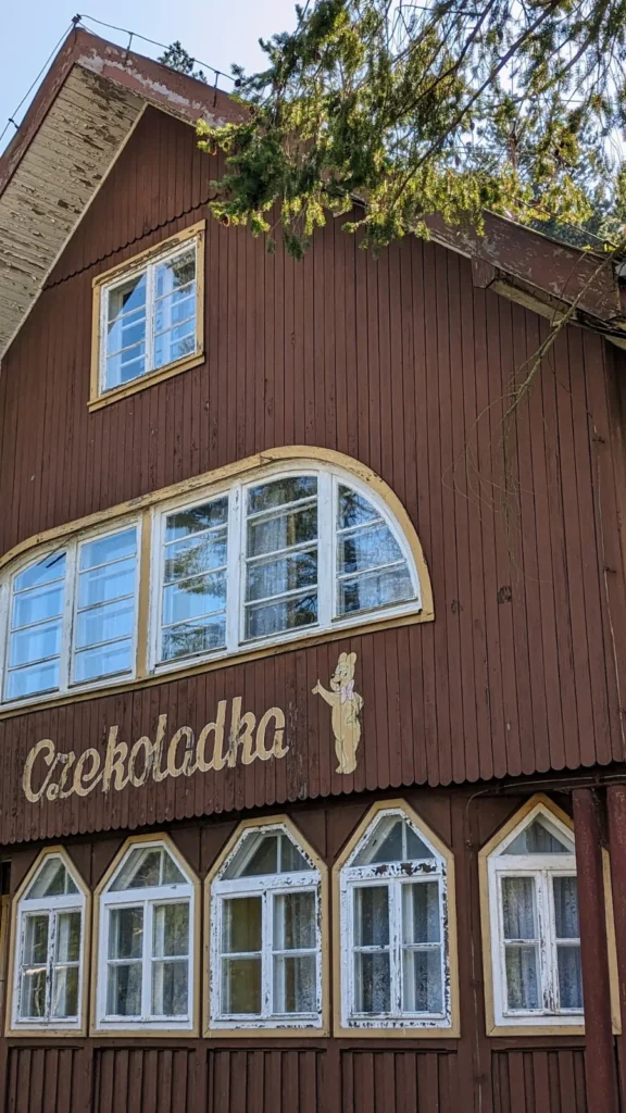 Braunes Holzhaus mit dem Schriftzug Czekoladka in Świnoujście