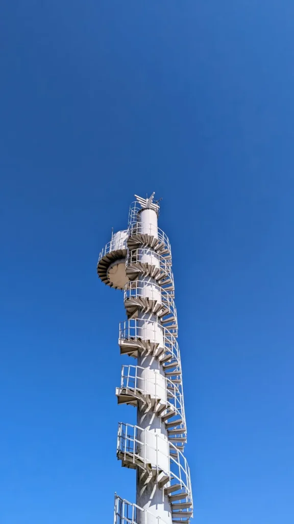Weißer Turm der Stawa Galeriowa mit außen liegender Wendeltreppe in Świnoujście