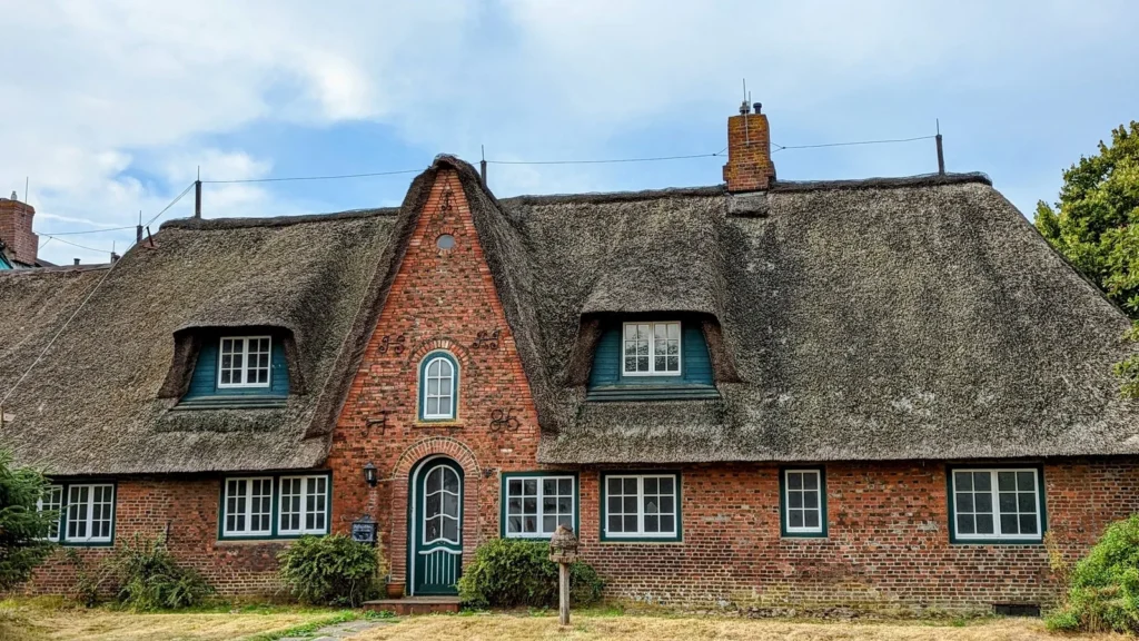 Friesenhaus aus rotem Backstein mit Reetdach in Keitum auf Sylt