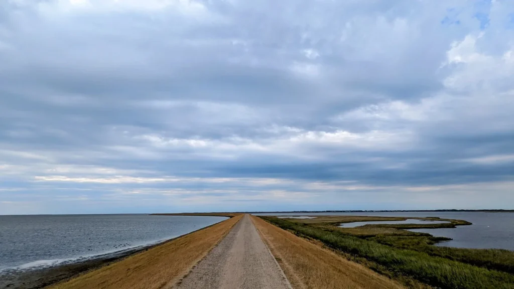Schotterweg auf dem Deich am Rantumbecken auf Sylt