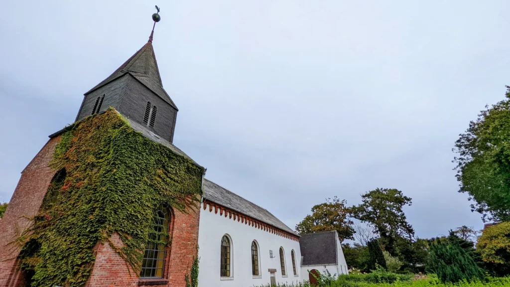 Backsteinkirche St. Niels mit Efeu in Westerland auf Sylt
