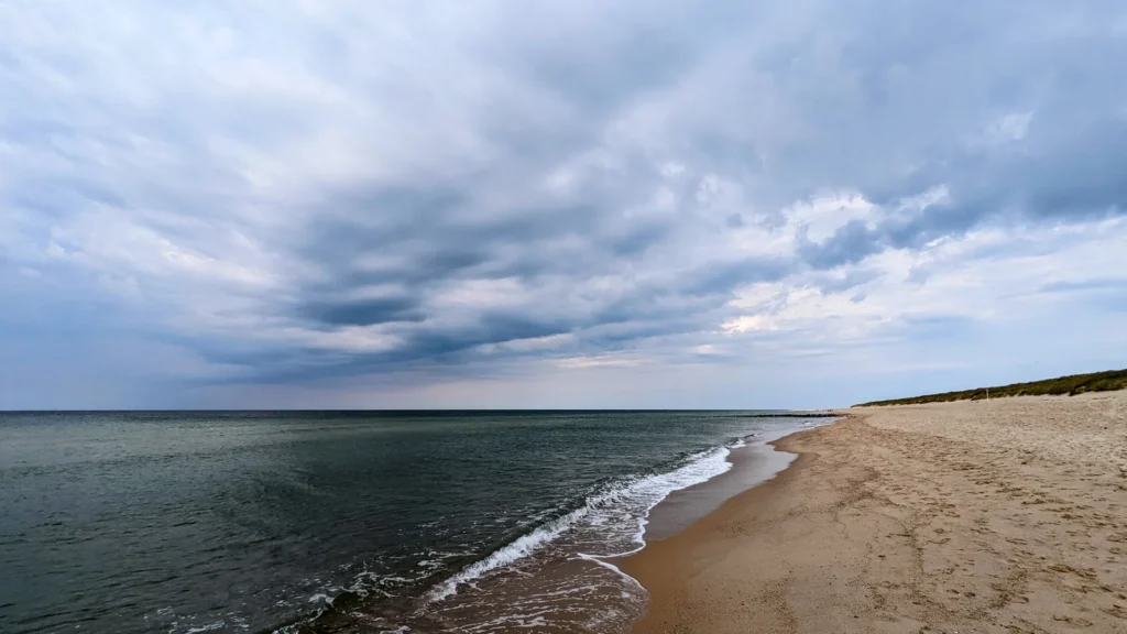 Brandung und Strand an der Nordsee bei Rantum auf Sylt