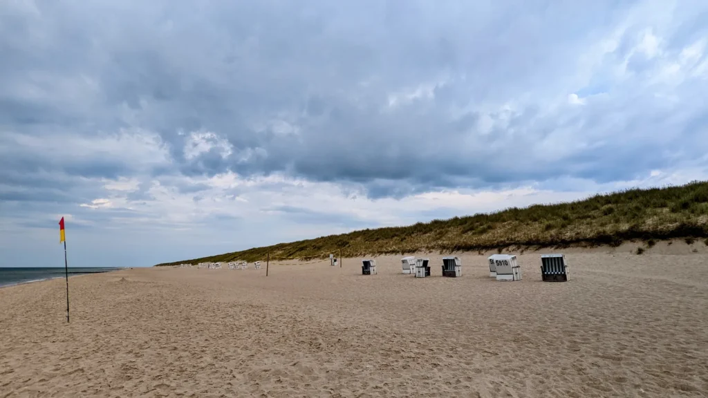 Breiter Sandstrand mit Strandkörben an der Westküste von Sylt