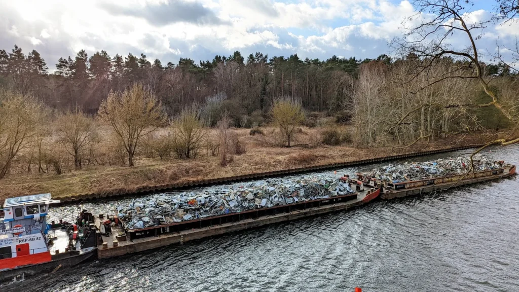 Lastschiff auf dem Teltowkanal bei Dreilinden