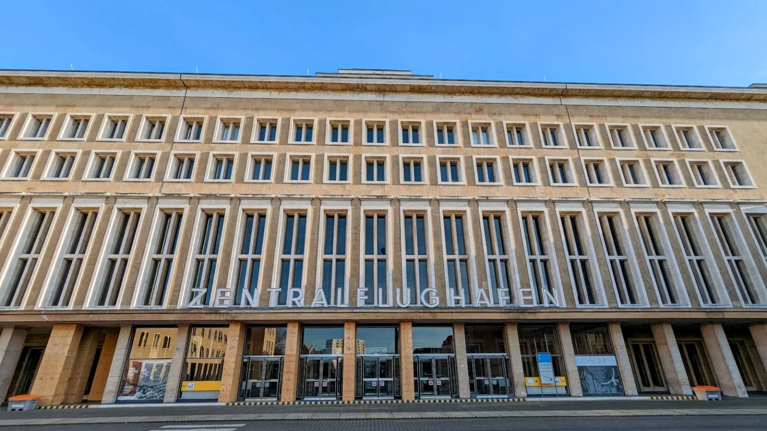 Lange Front des ehemaligen Flughafengebäudes Tempelhof am Platz der Luftbrücke