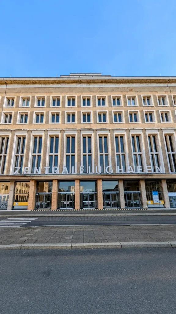 Fassade des Flughafengebäudes Tempelhof mit Schriftzug Zentralflughafen