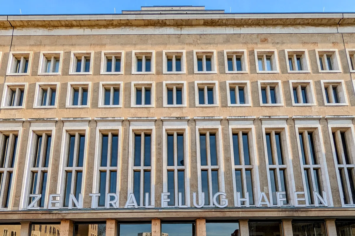 Fassade des ehemaligen Flughafengebäudes Tempelhof mit Schriftzug Zentralflughafen